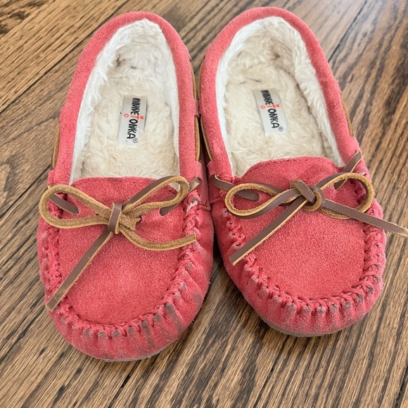 Minnetonka toddler girls Cassie Slipper in pink size 12 - Picture 2 of 4